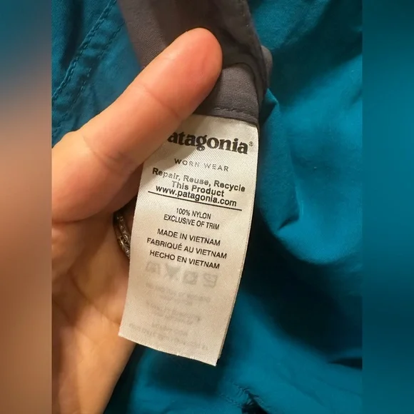 Patagonia Women’s Wavefarer Boardshorts 5” Teal color outdoors , size 8 - Picture 7 of 7